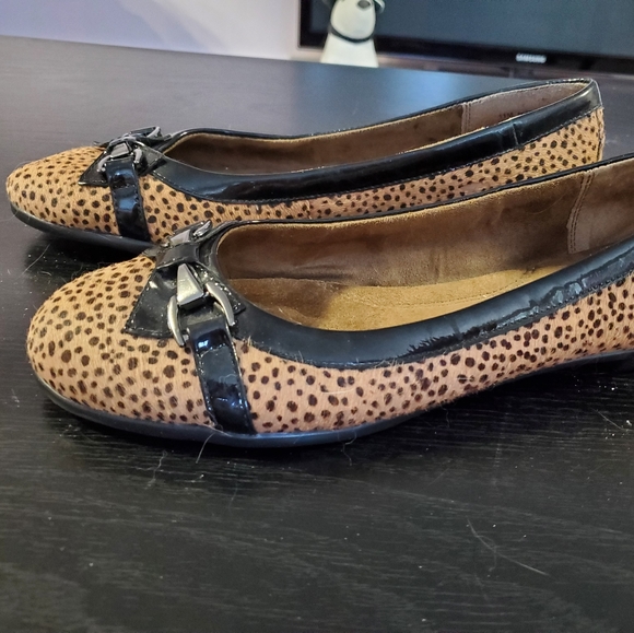 Suede ballet flats in cheetah print, bow detail - Picture 2 of 6
